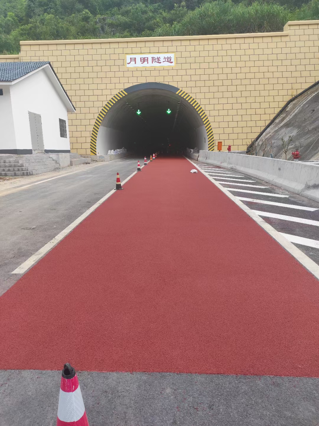 河南郑州透水地坪施工团队/C20 透水混凝土施工公司/新郑透水地坪施工厂家|厂家电话，联系方式推荐18625515266，保昌涂料厂家