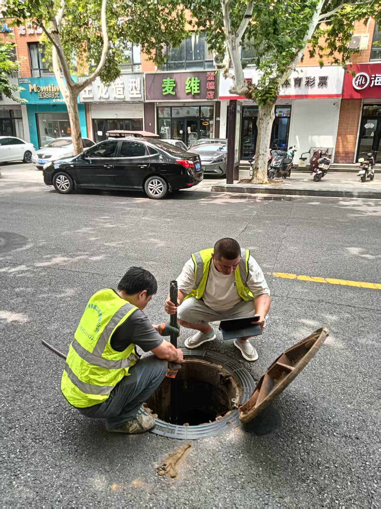 阿勒泰市政污水管道清淤施工现场